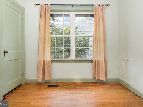 4th image of 102 Ashby St