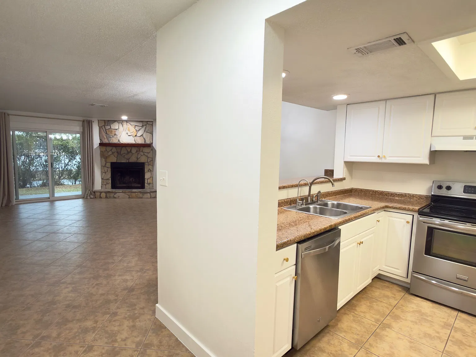 2 bed, 2.5 bath, 1216 sqft, $2,300 — Photo 4