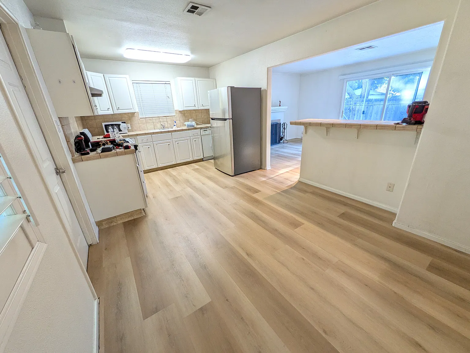 3 bed, 1098 sqft, $2,550 — Photo 2