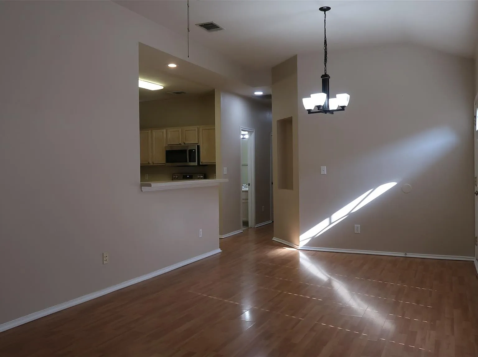 3 bed, 2.0 bath, 1268 sqft, $1,750 — Photo 2