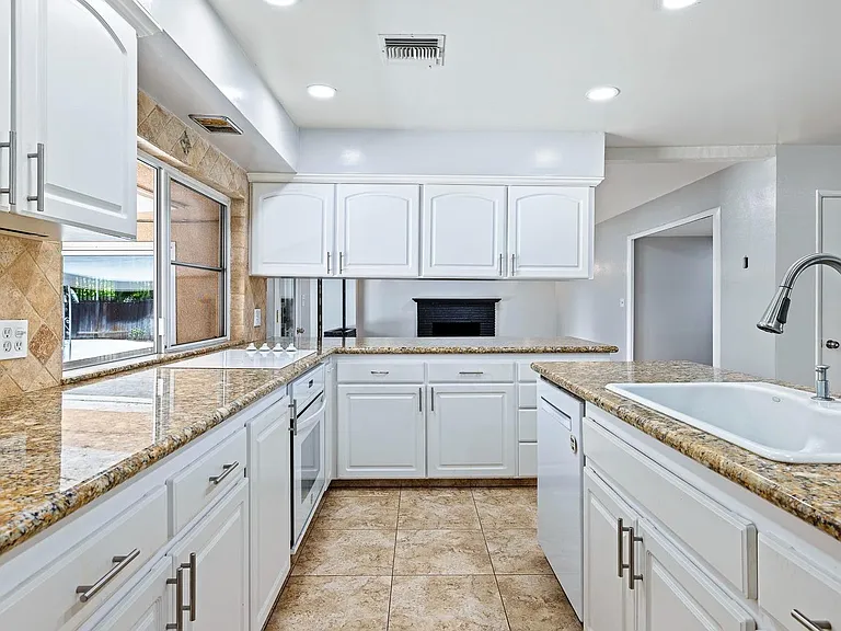 1511 E Almendra Dr — Photo 13