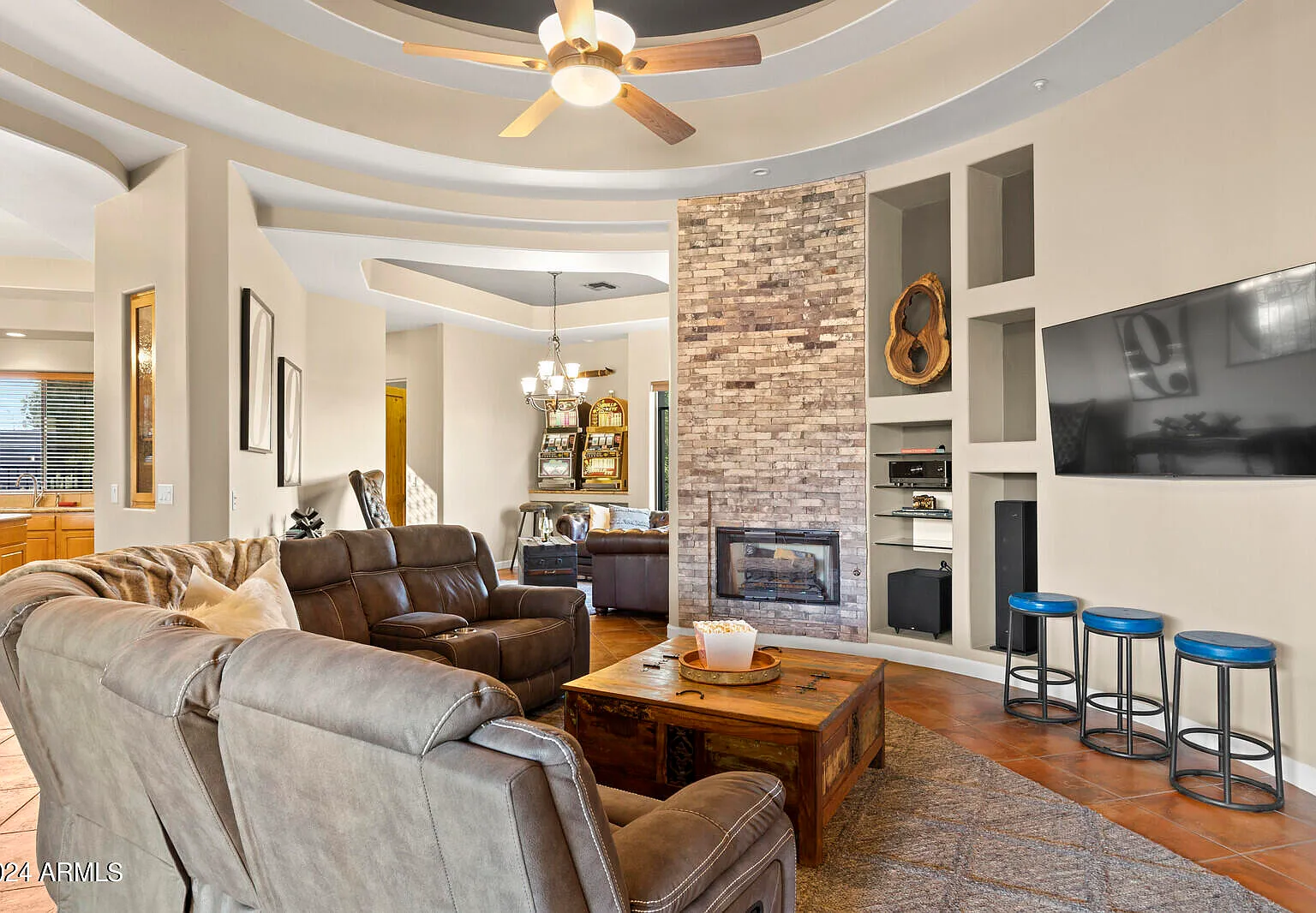 4 bed, 4.5 bath, 3357 sqft, $10,000 — Photo 3