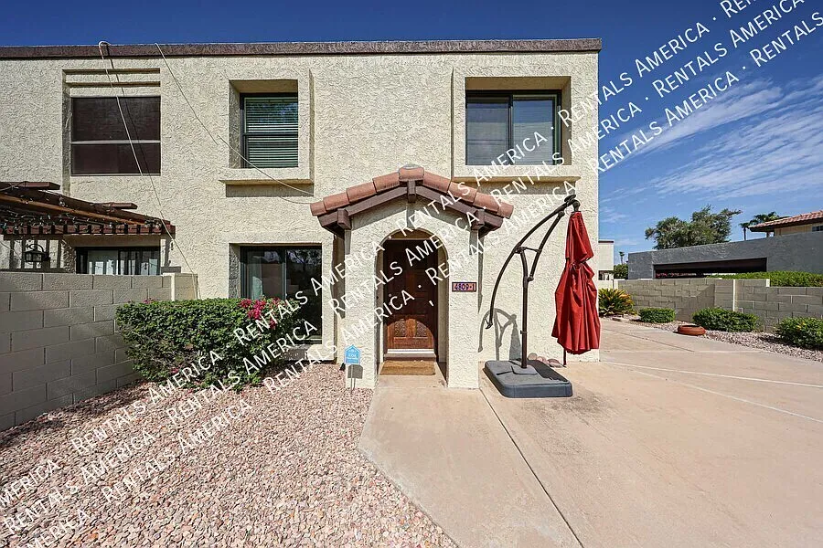 2 bed, 1.5 bath, 976 sqft, $1,590 — Photo 2
