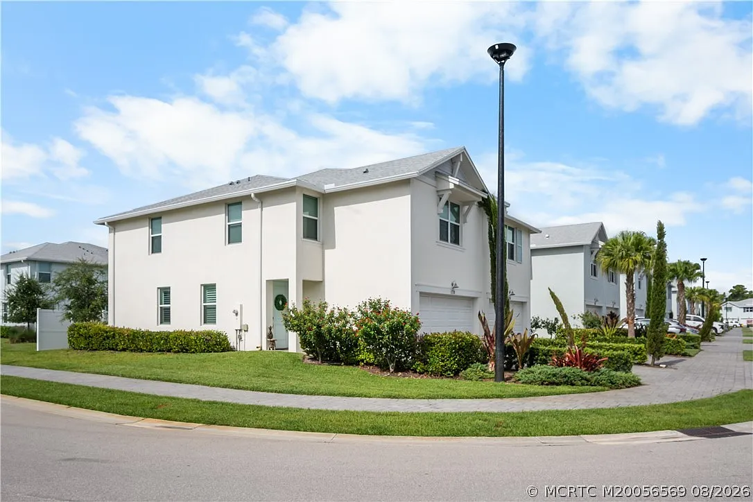 3 bed, 2.5 bath, 1808 sqft, $3,000 — Photo 2