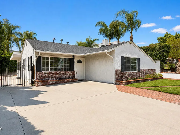 7845 Hillrose St — Photo 2
