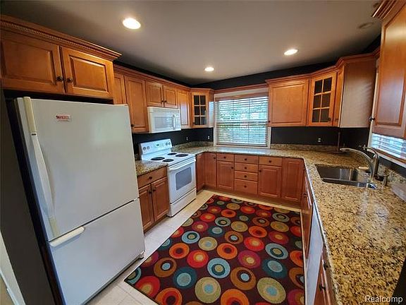 4th image of 627 Notre Dame St #18