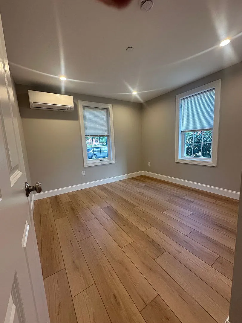 Brand New spacious Studio available in a great location. — Photo 4