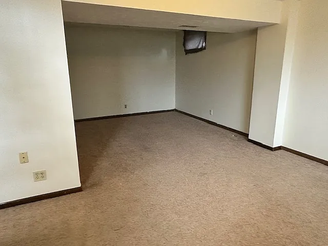 7910 Clover Ct — Photo 10