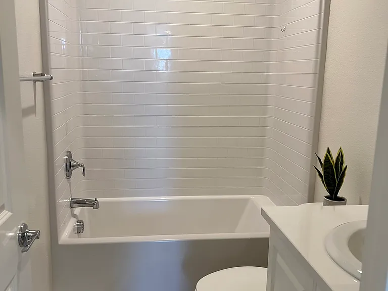 3rd floor, full bathroom