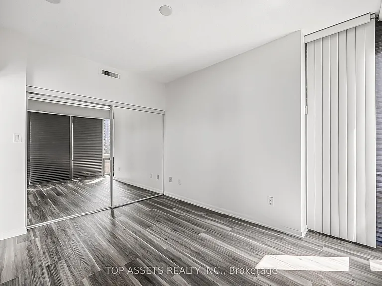 37 Grosvenor St #2109 — Photo 13