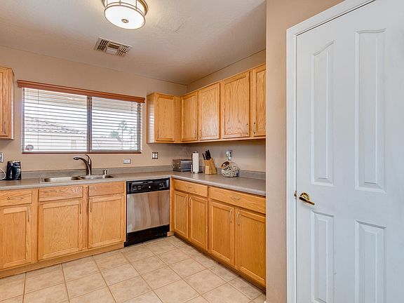 4th image of 2420 E Palm Beach Dr