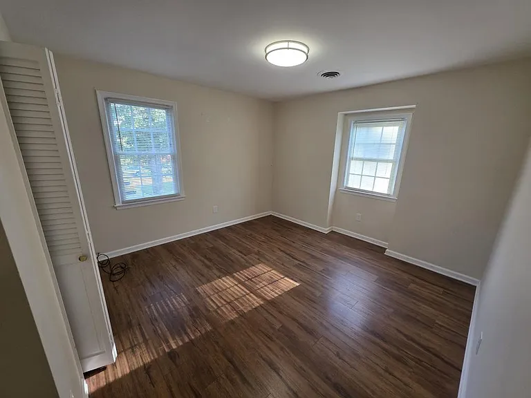 212 Stratford Dr — Photo 9