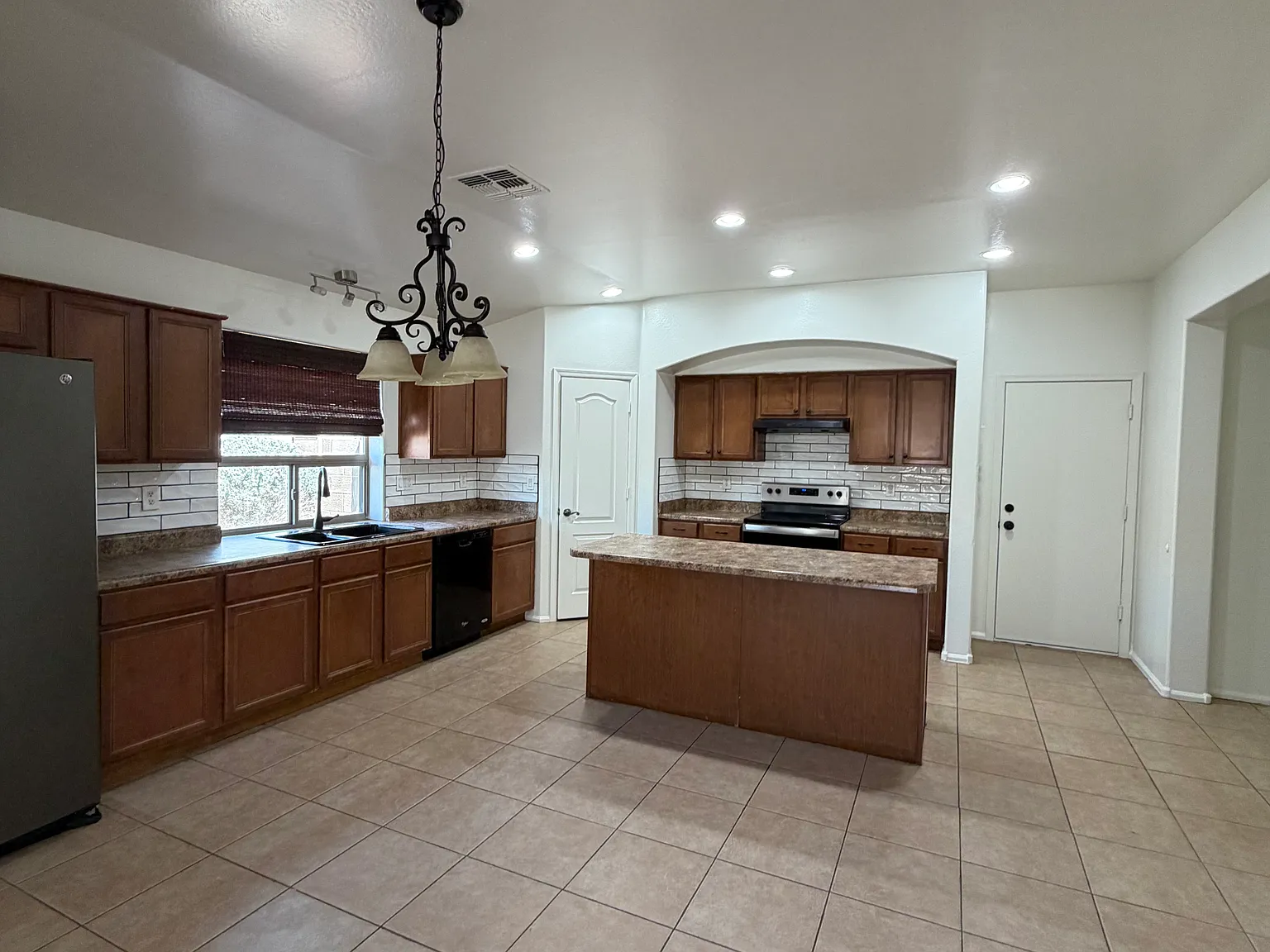 4 bed, 2200 sqft, $2,200 — Photo 4