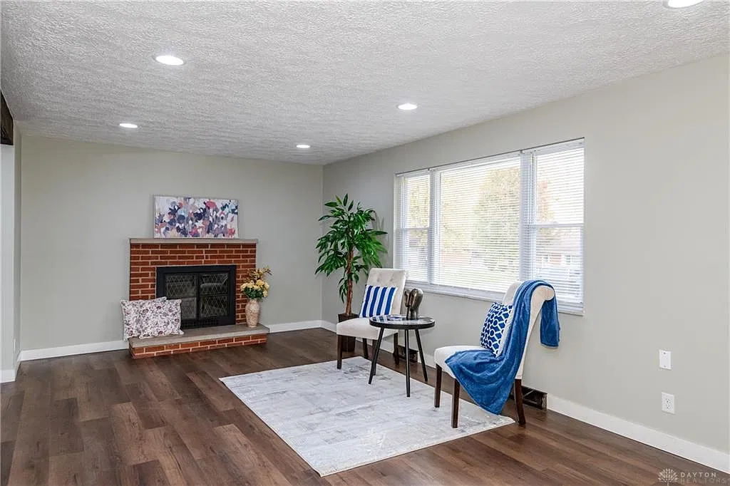 3 bed, 2.0 bath, 1625 sqft, $2,300 — Photo 4