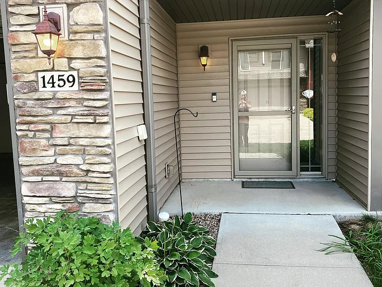 1459 Marilyn Dr — Photo 3