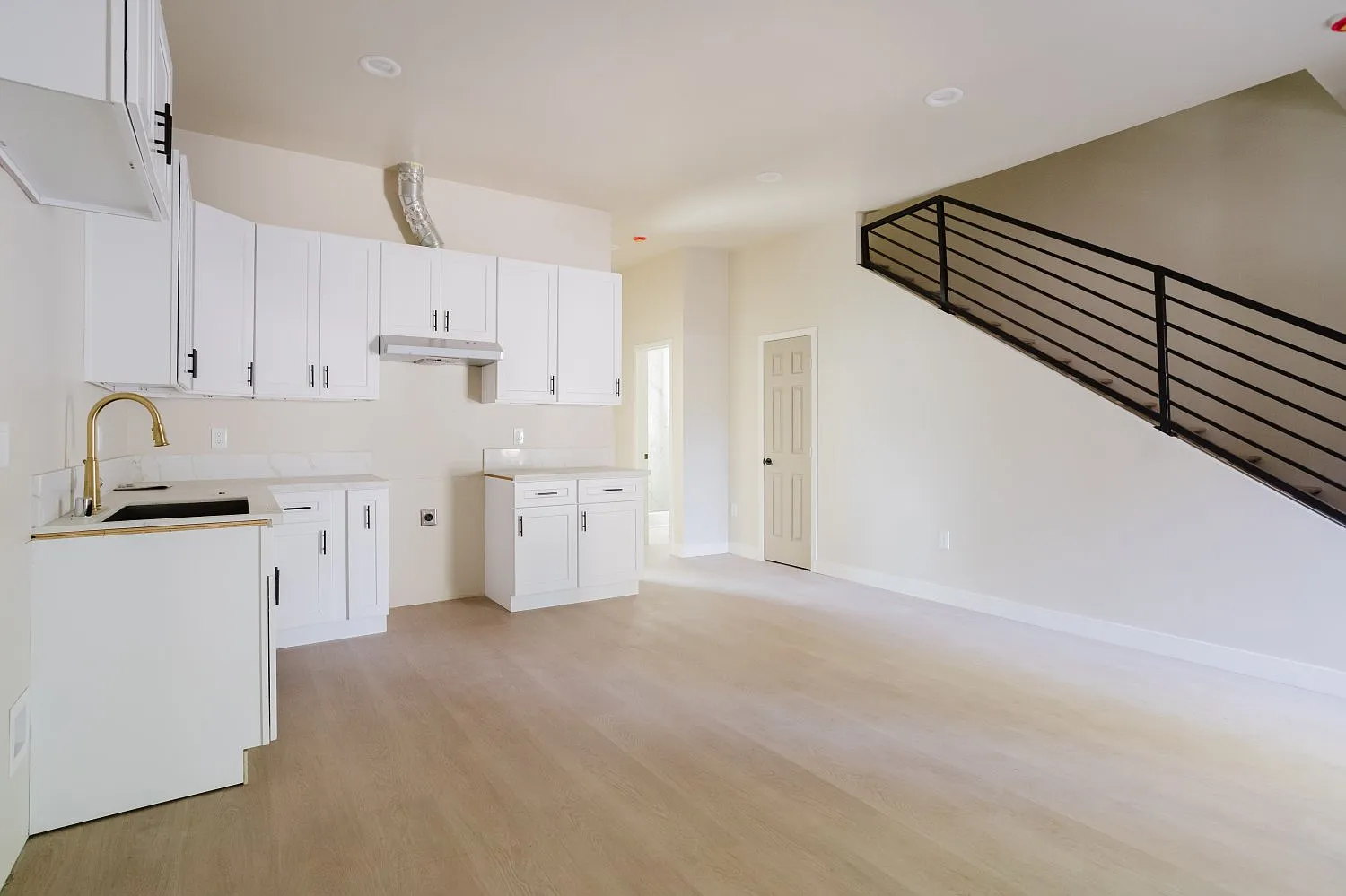3 bed, 1200 sqft, $3,300 — Photo 2
