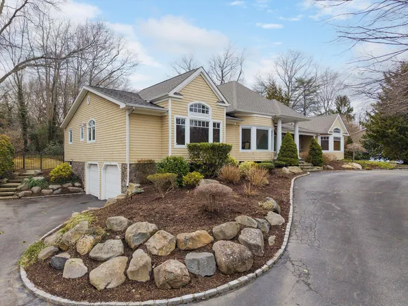 4 Threepence Drive, Melville, NY 11747
