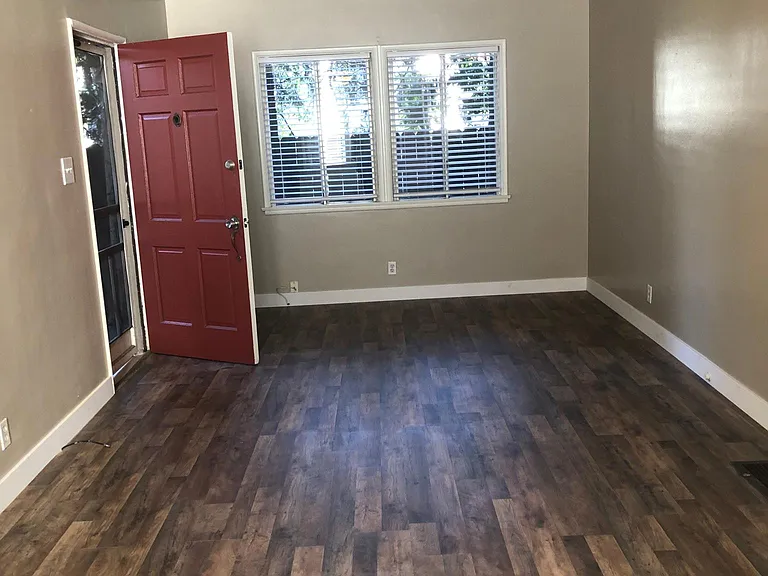 5010 Riverton Ave — Photo 9
