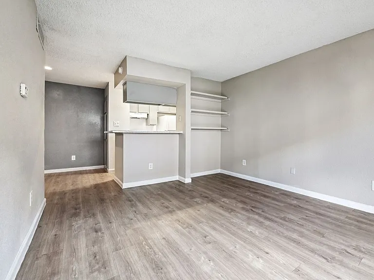 Pine Creek Apartments — Photo 31
