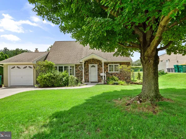 27 Jasmine Rd, Levittown, PA 19056