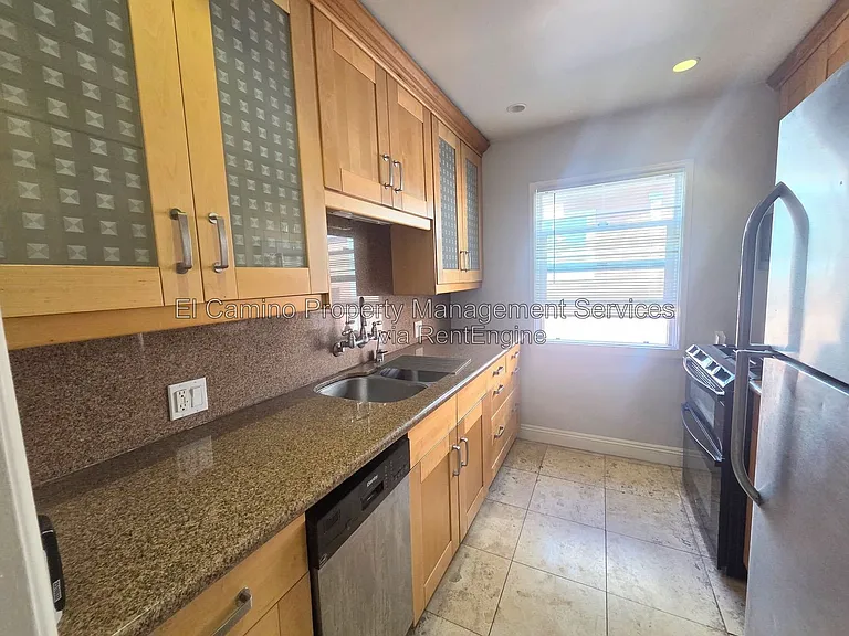 1036 E 2nd St #7 — Photo 6