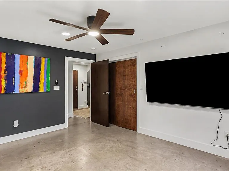 321 NE 4th St #32 — Photo 6