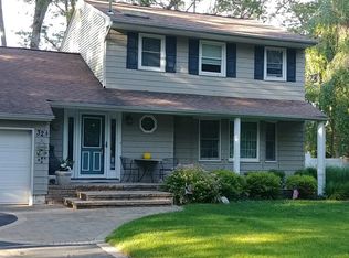 32 Peacock Ln, Commack, NY 11725