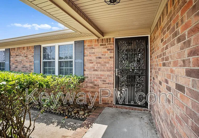 3420 Linderwood Dr — Photo 3