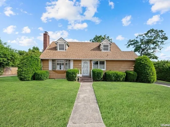 15 Gladiola Street, Patchogue, NY 11772