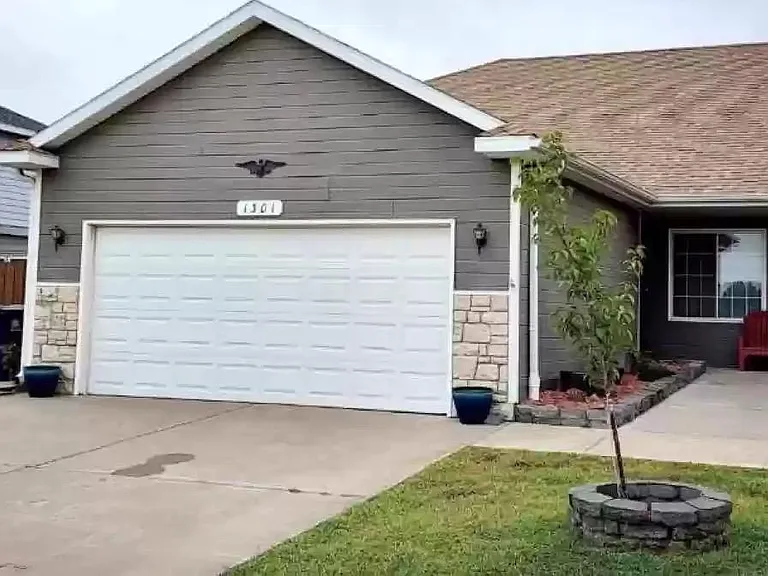 1301 Sierra Dr — Photo 1