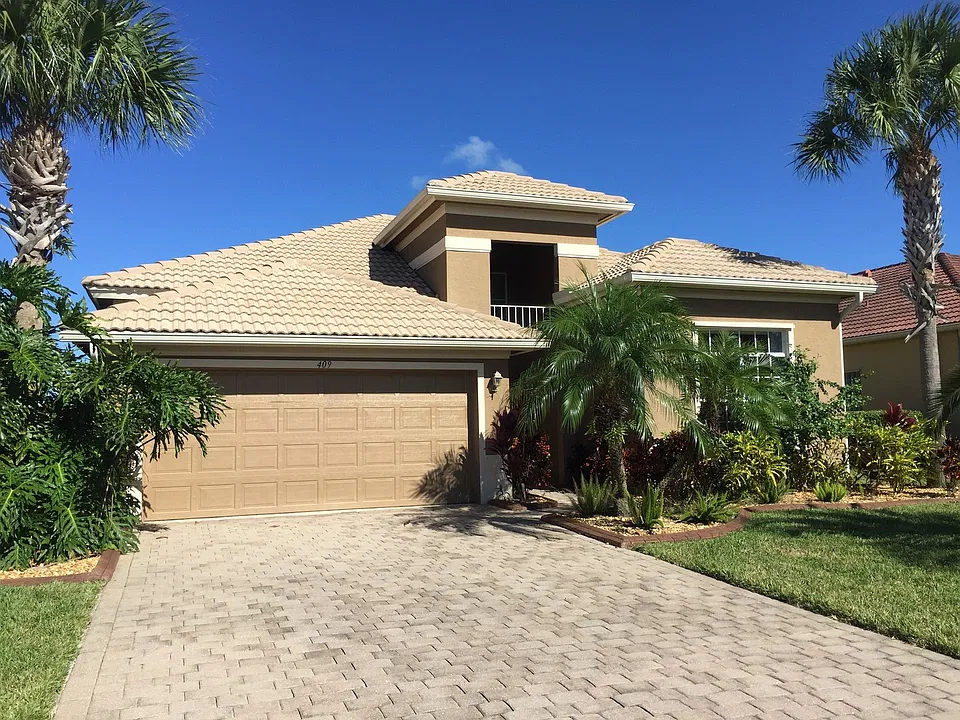 409 NW Stratford Ln