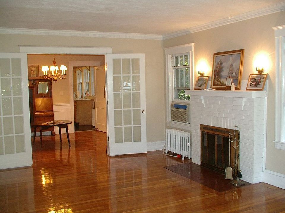2nd image of 118 Oak St