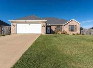 450 La Riata St, Fayetteville, AR 72730