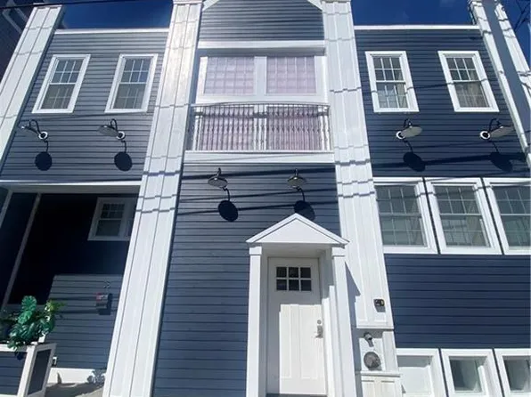 38 Dr Marcus F Wheatland Blvd, Newport, RI 02840