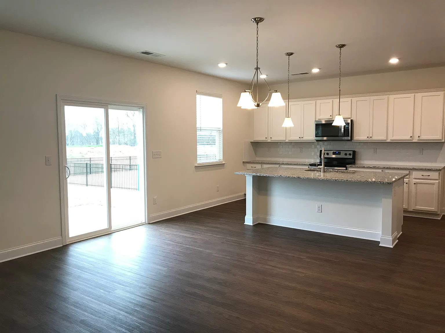 5 bed, 3.0 bath, 2400 sqft, $2,645 — Photo 2