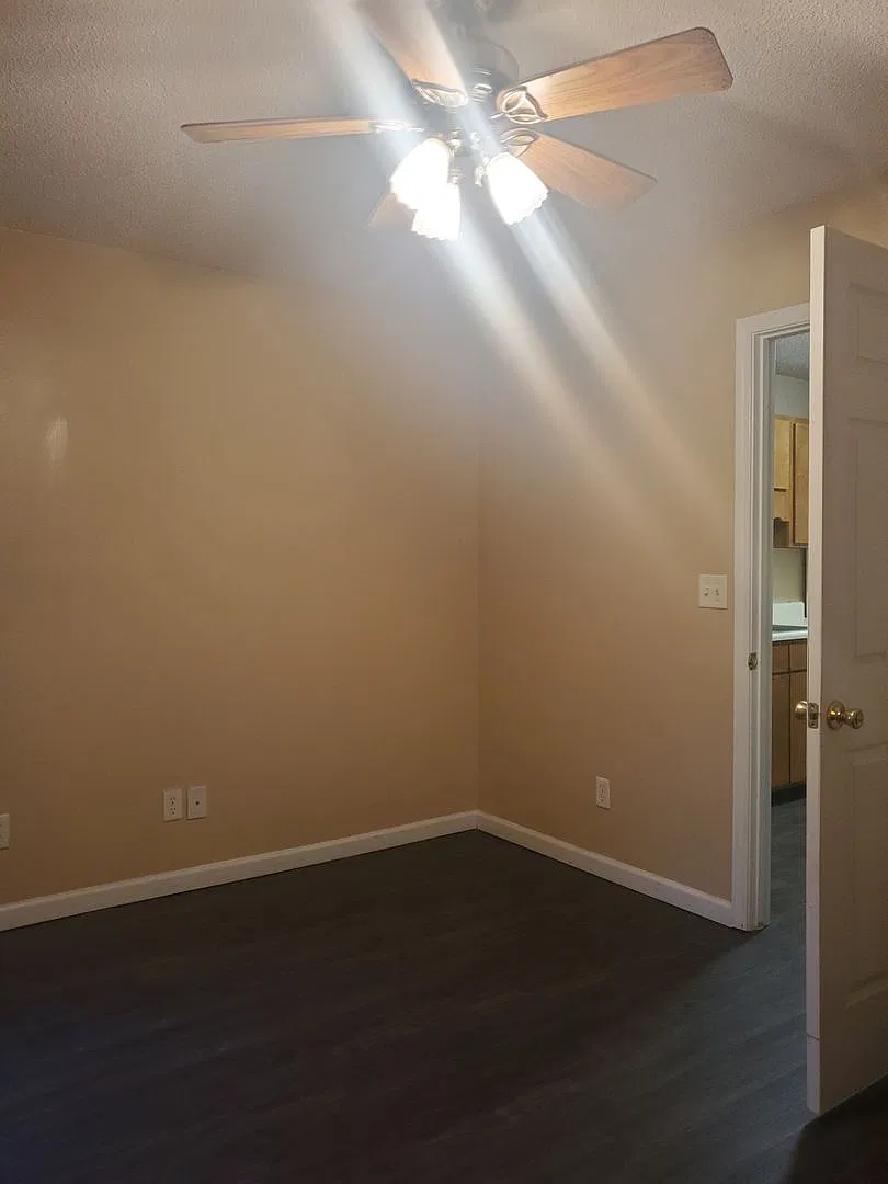 Henderson Road 8 Plex Apartments — Photo 4