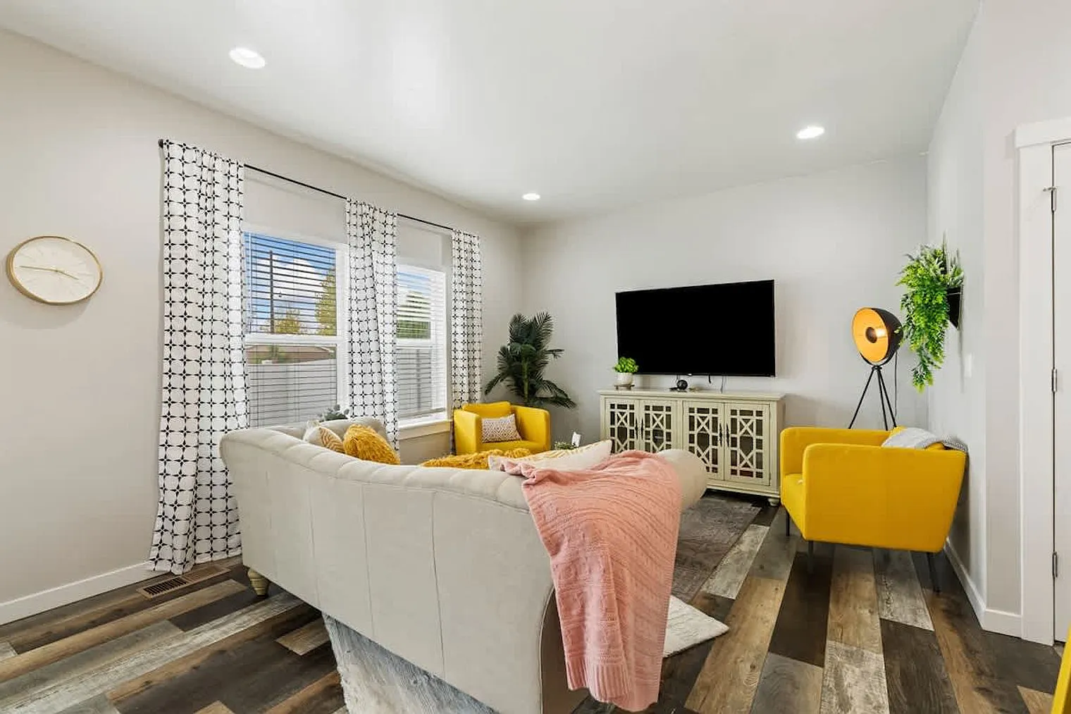3 bed, 2.0 bath, 1216 sqft, $5,454 — Photo 1