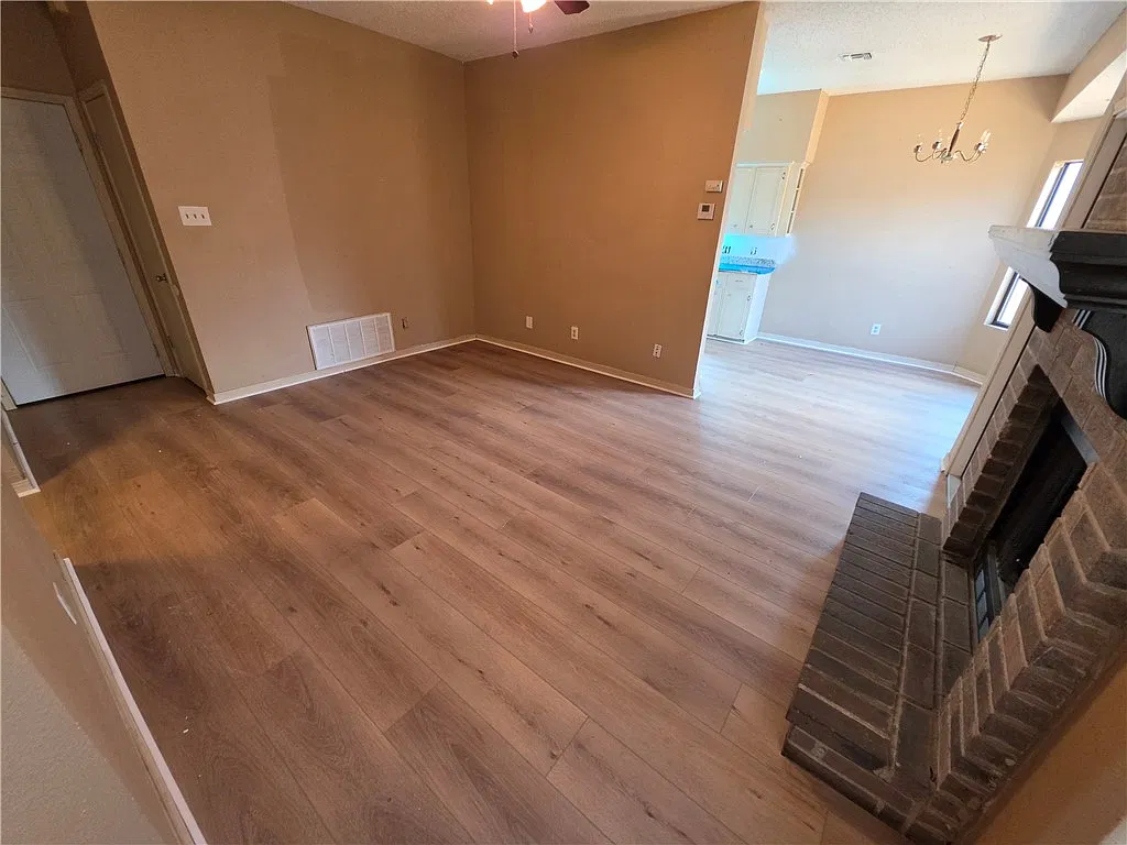 3 bed, 2.0 bath, 1034 sqft, $1,795 — Photo 2