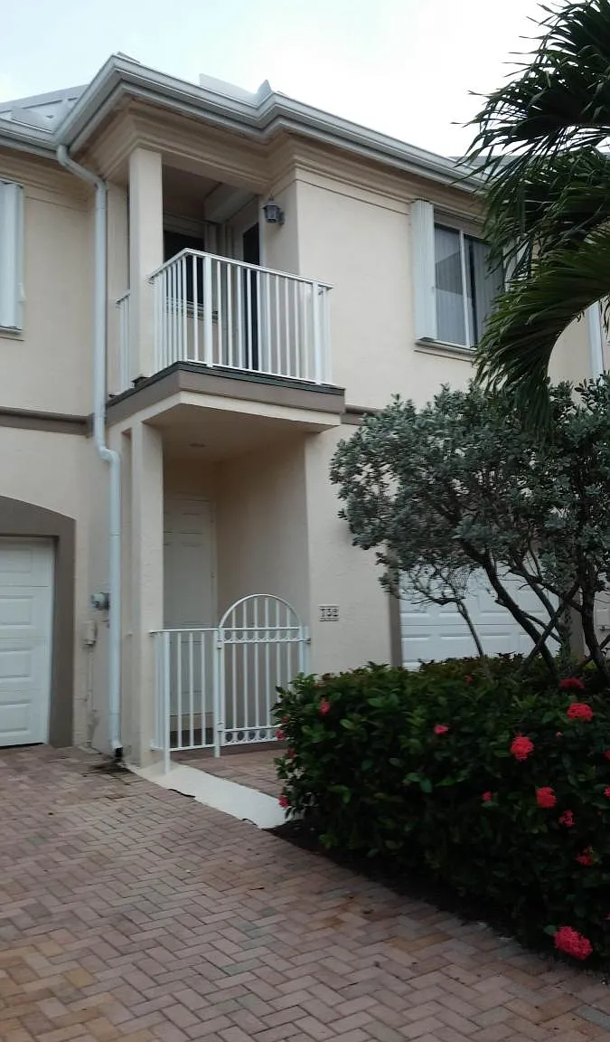 752 Seaview Drive — Photo 1