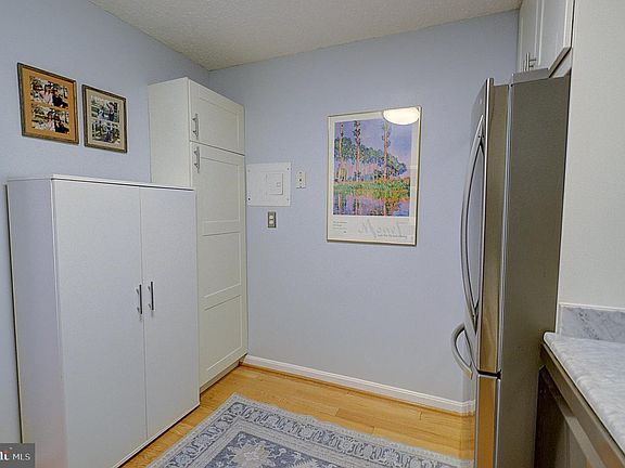 3rd image of 5225 Pooks Hill Rd APT 424N