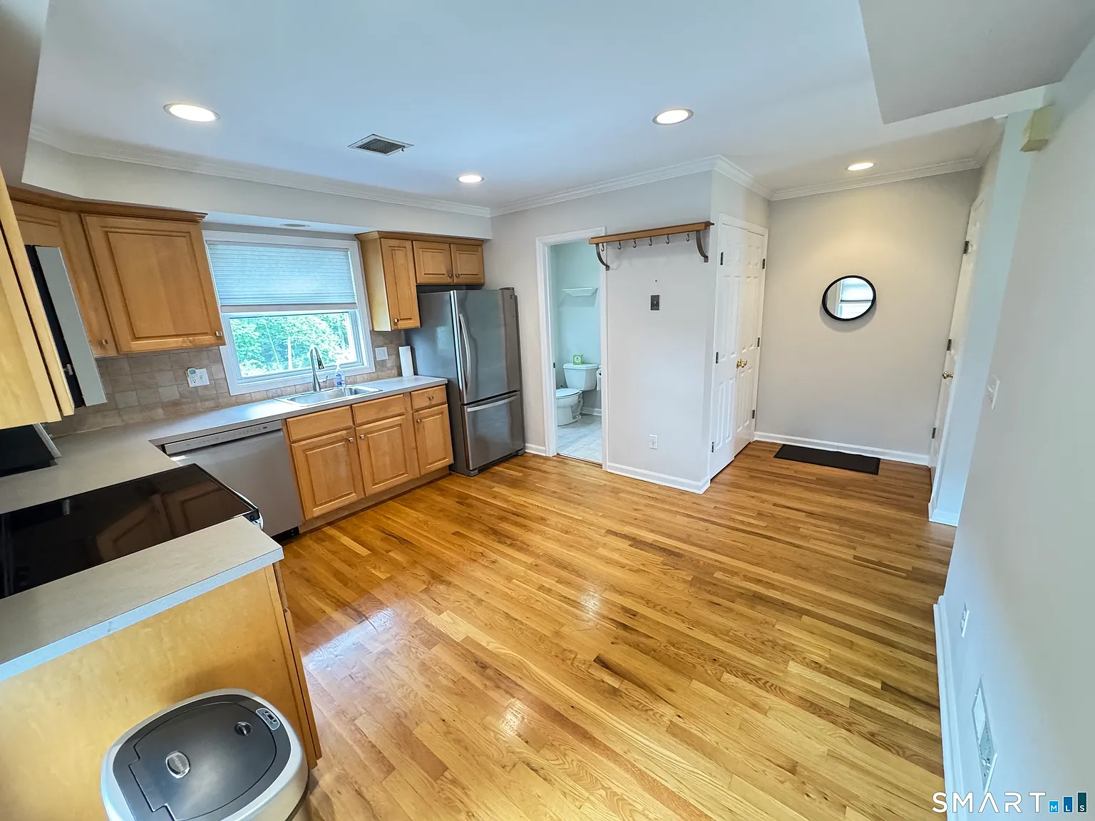 2 bed, 1.5 bath, 1050 sqft, $3,100 — Photo 2