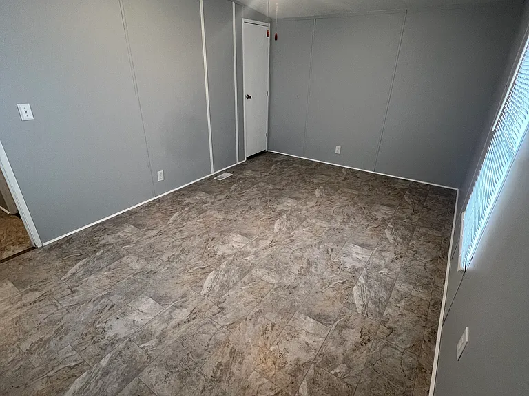 Large 2nd Bedroom (pic 2)