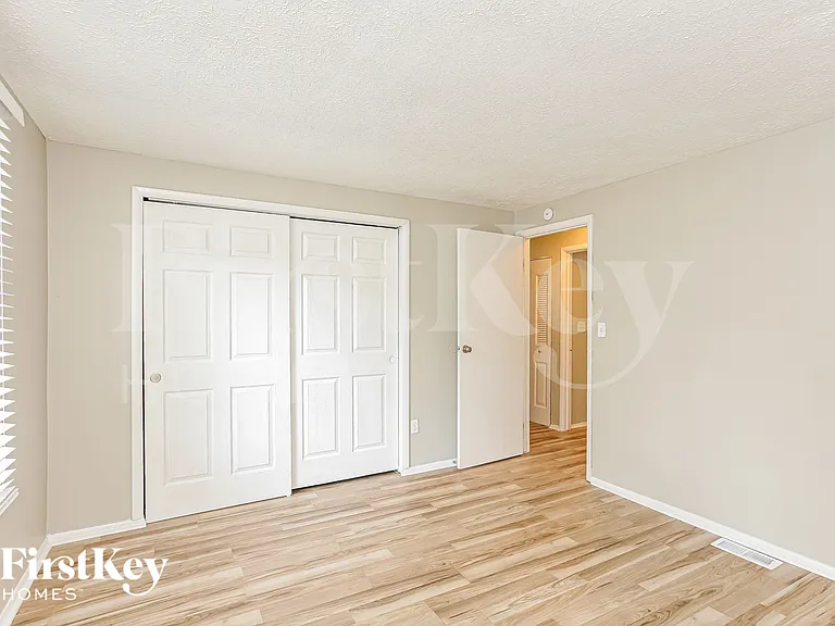 910 Woodlark Dr — Photo 9