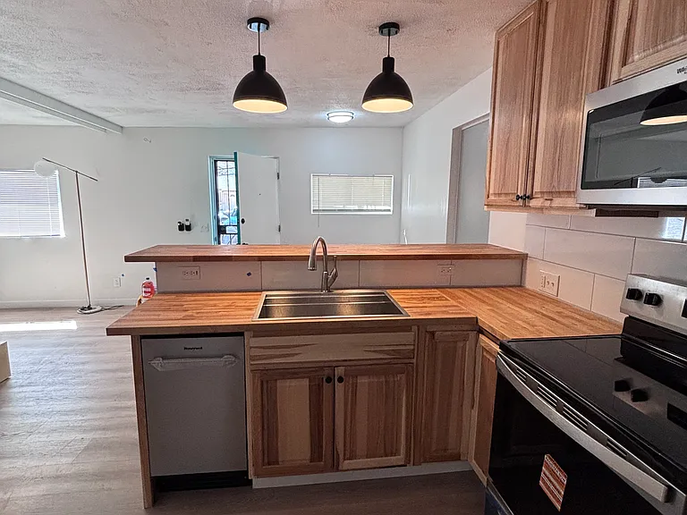 9402 Claremont Ave NE #B — Photo 4