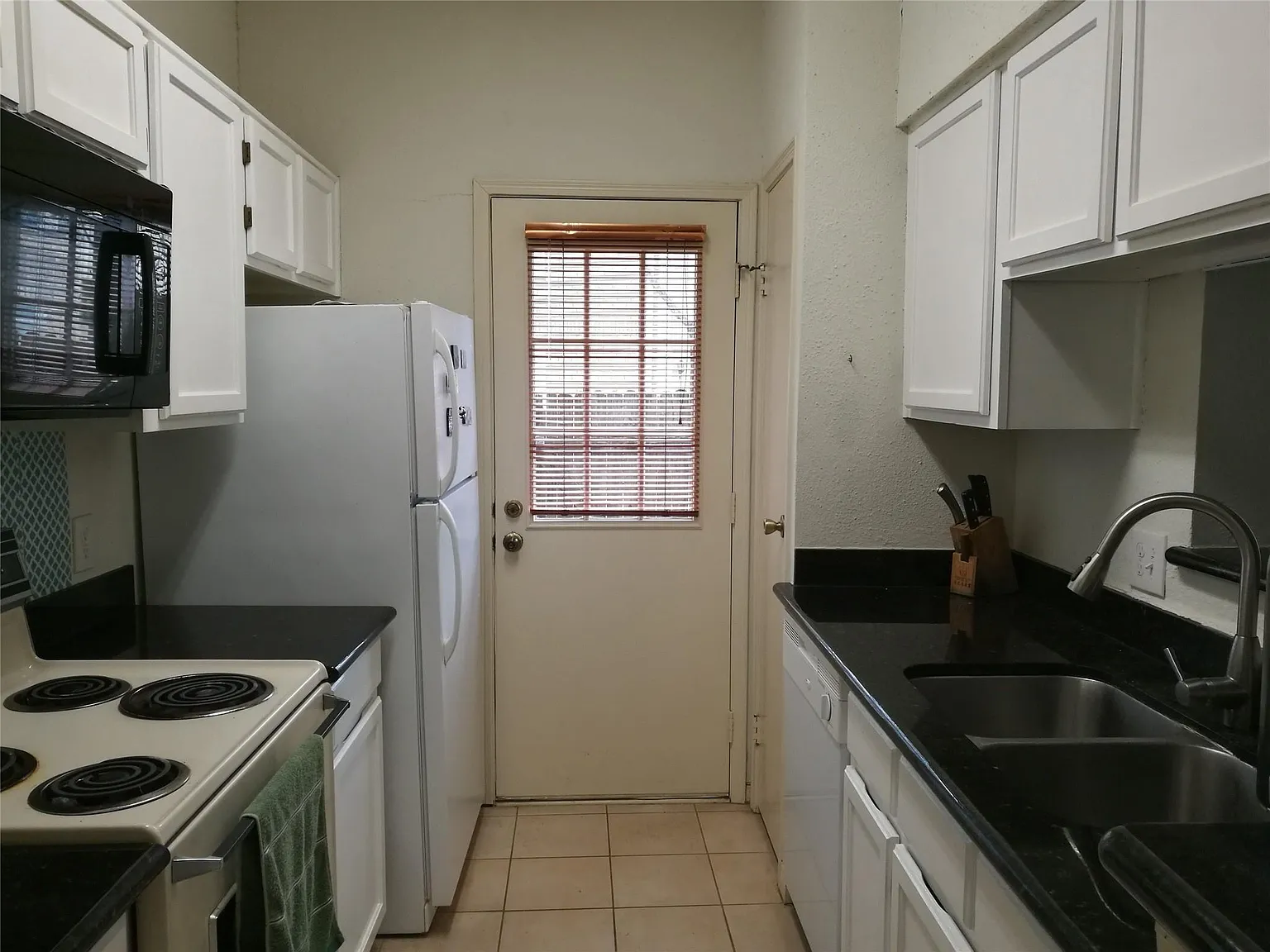 2 bed, 2.5 bath, 1174 sqft, $1,400 — Photo 3