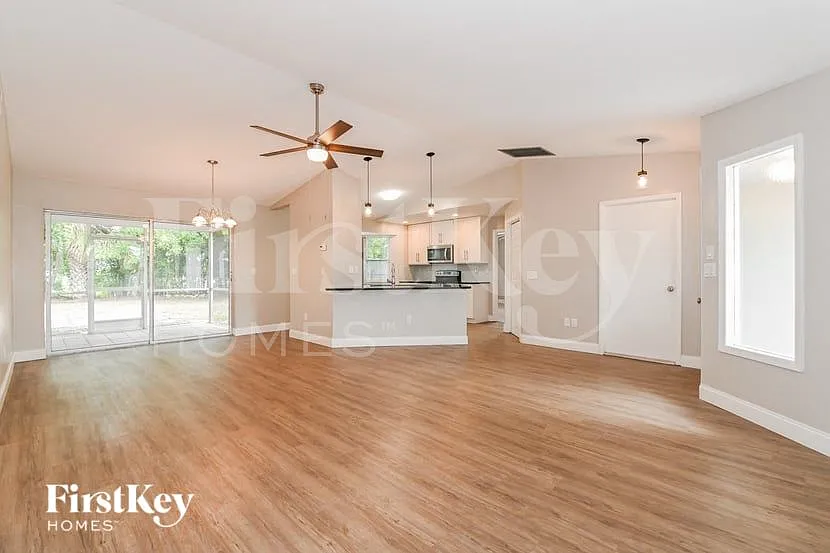 3 bed, 2.0 bath, 1201 sqft, $1,900 — Photo 3
