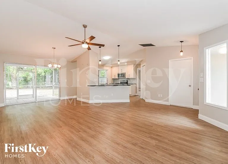2213 SE 5th St — Photo 3