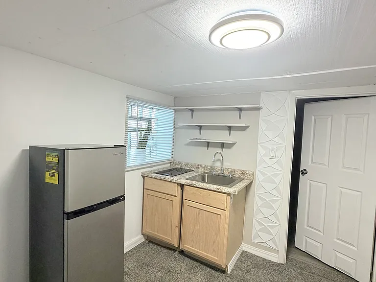 4259 W Kamerling Ave — Photo 3