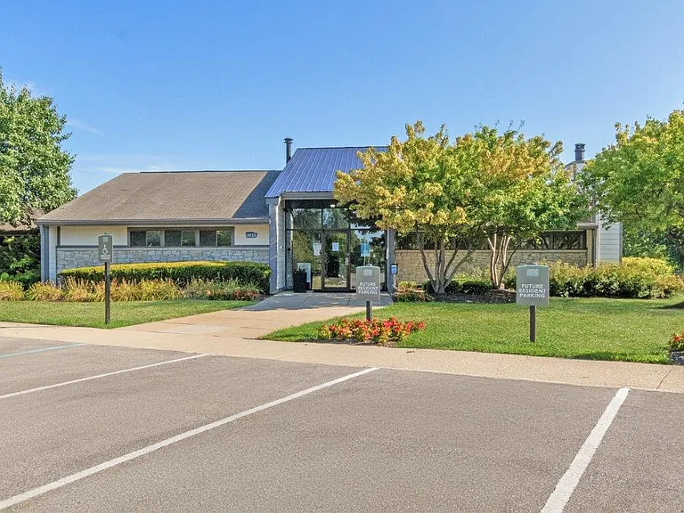 Lakeside Crossing at Eagle Creek Apartments and Townhomes — Photo 28