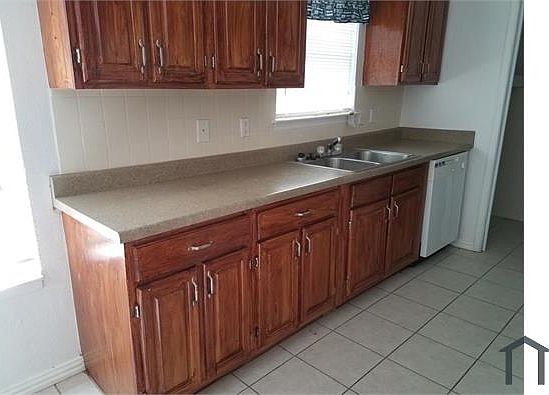 3rd image of 813 Meadow Mead Dr